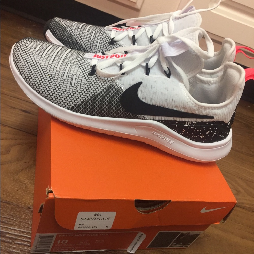 BRAND NEW women’s Nike Free TR 8 size 10
